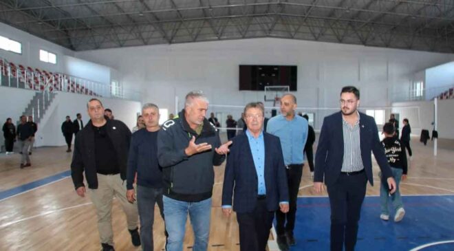 Başbakan Üstel, yapımı tamamlanan Esentepe Spor Salonu’nda incelemelerde bulundu