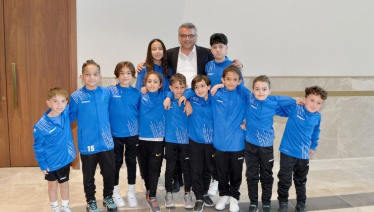 Erhürman, Perçinci Futbol Okulu’ndan sporcular, yöneticiler ve ailelerle görüştü