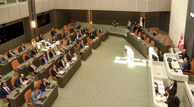 Meclis 8 saat sonra toplandı