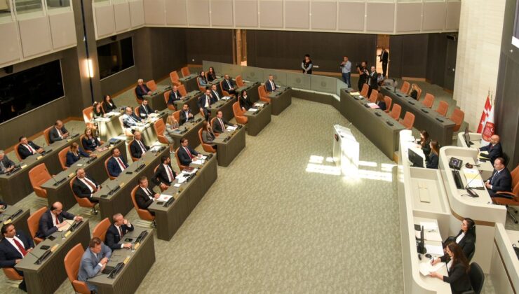 Meclis 8 saat sonra toplandı