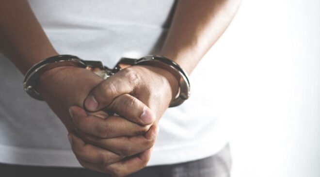 Şişede durduğu gibi durmadı… Asansör önünde duran küllüğe işedi!